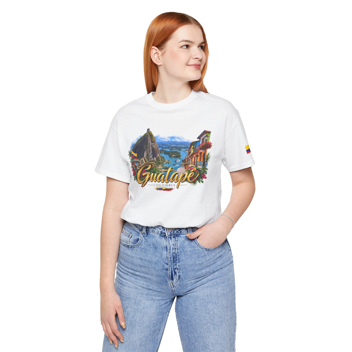 Camiseta Colombia Dorada – Guatapé Colombia | Diseño Turístico Premium con Bandera Colombiana | Colección Destinos de Colombia