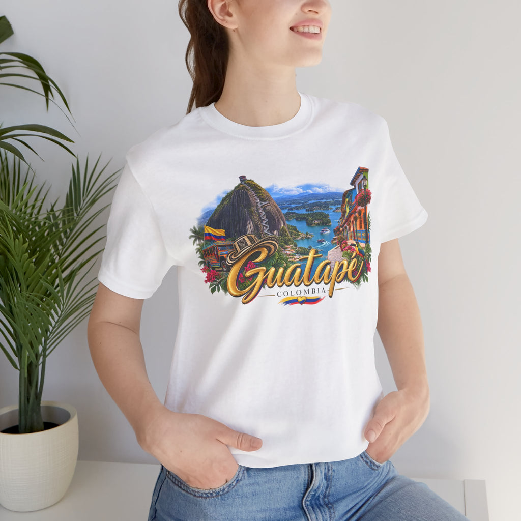 Camiseta Colombia Dorada – Guatapé Colombia | Diseño Turístico Premium con Bandera Colombiana | Colección Destinos de Colombia